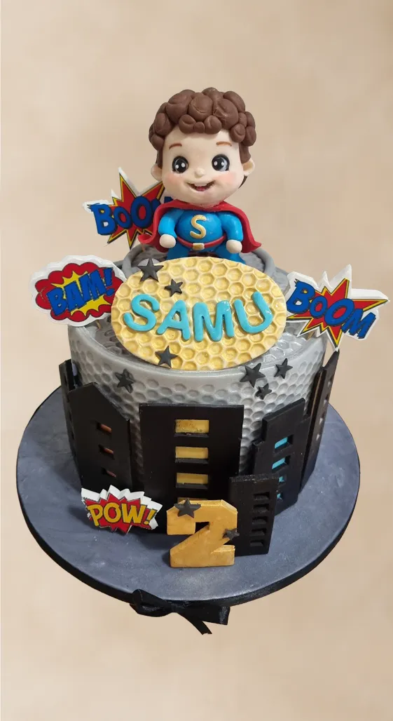 Tarta súper héroe, decorada con fondant